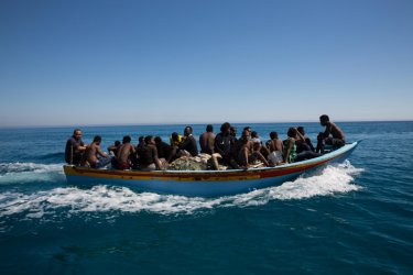 Заловена е лодка с 69 мигранти в Черно море с български каналджия