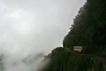 Автобус падна от 150 метра в Боливия, осем души загинаха