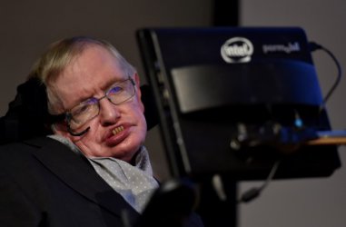 Със заболяването се бори и астрофизикът Стивън Хокинг.