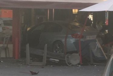 Кола се заби в пицария във френския град Сеп Сор