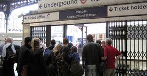 Метростанция в Лондон беше евакуирана за кратко заради повреден влак