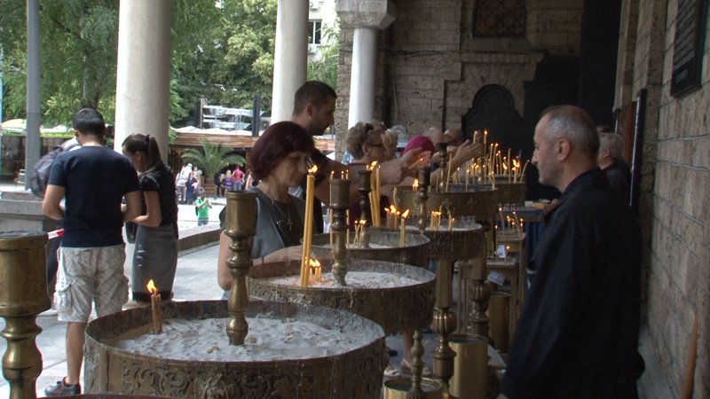 Стотици българи се наредиха на опашка пред храм "Св. Неделя" в София, за да се поклонят пред мощите на Св. Пантелеймон.