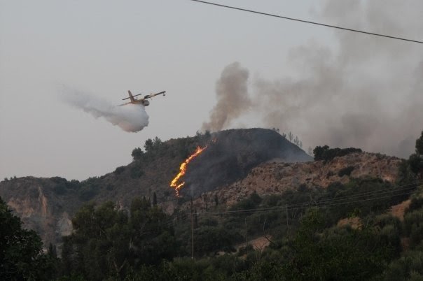 Десетки пожари бушуват в Гърция, най-засегнат е остров Закинтос
