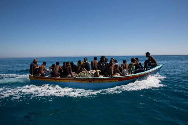 Заловена е лодка с 69 мигранти в Черно море с български каналджия