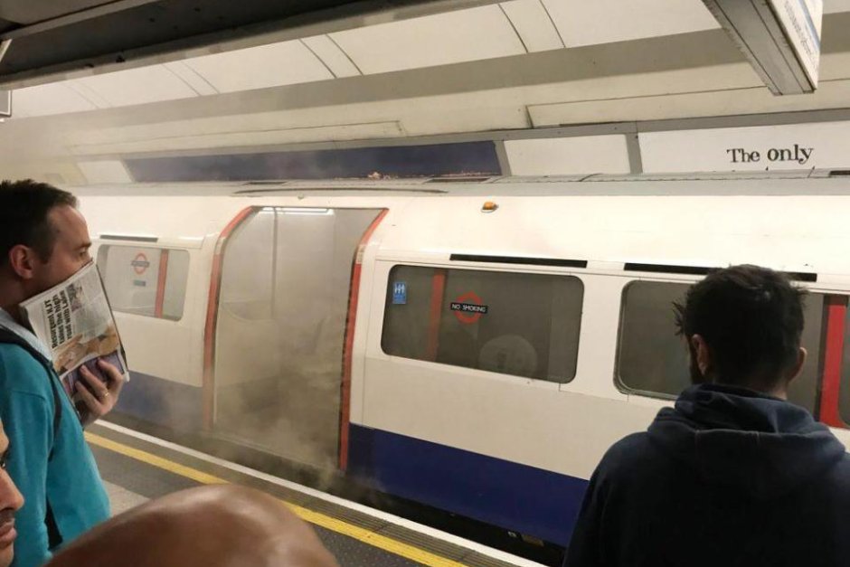 Запали се влак на лондонското метро