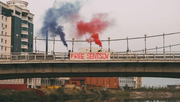 Две участнички в "Пуси райът" задържани за протест пред сибирски затвор