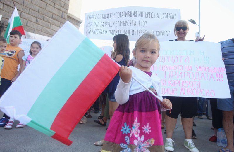 Жители на Кремиковци и Нови Искър протестираха срещу строителна кариера