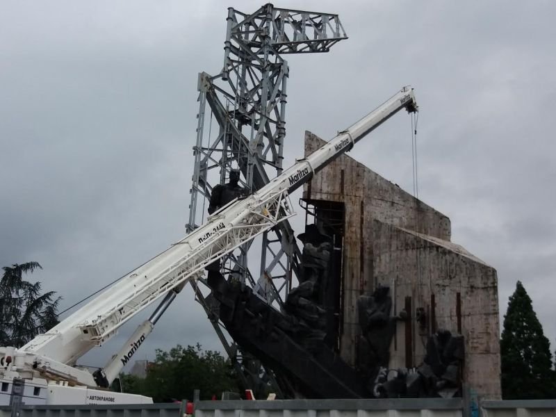 Отново е възобновен демонтажът на паметника пред НДК