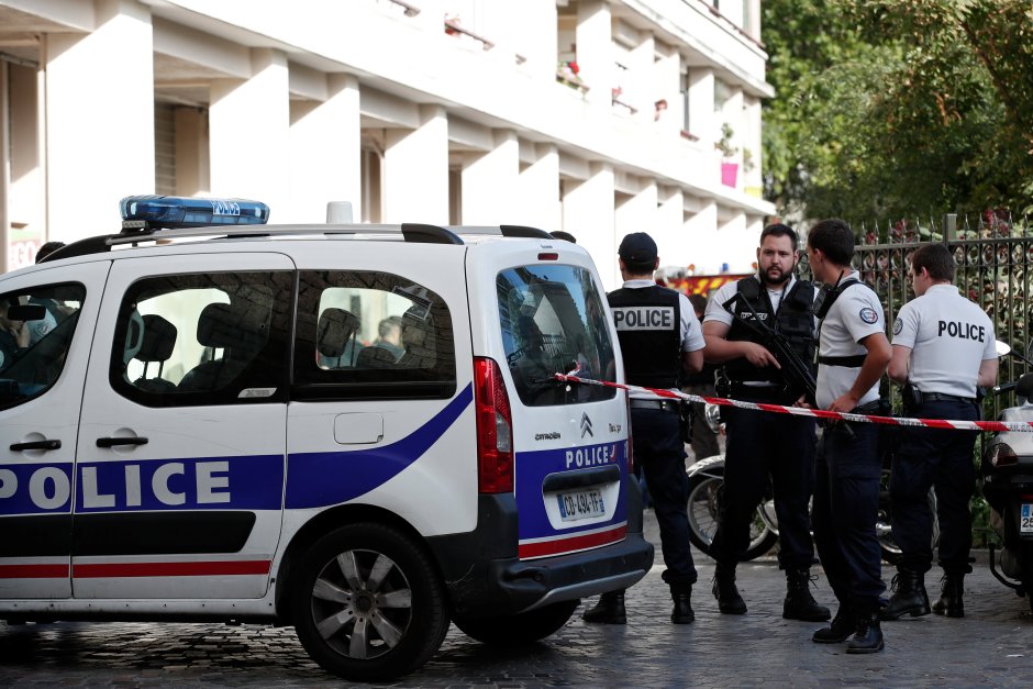 Автомобил се вряза в група военни в парижко предградие, шестима са ранени