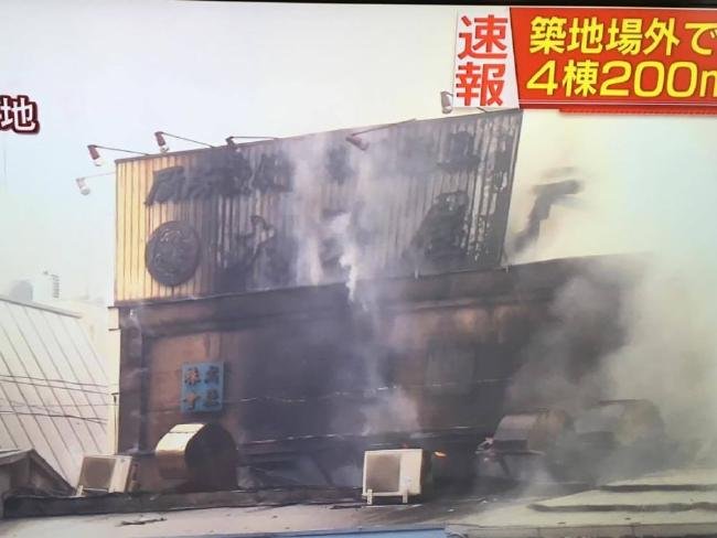 Голям пожар бушува в Токио на най-големия рибен пазар в света