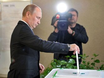 "Ведомости": С подаръци и рапъри примамват избиратели пред урните в Русия