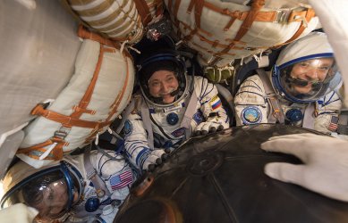 Трима членове на екипажа на Международната космическа станция се върнаха на Земята