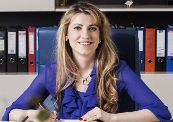 Дъщерята на Цветан Василев: Пеевски, който поиска КТБ от баща ми, стои зад атаката срещу мен
