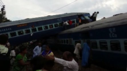 Поне десет загинали и над 150 ранени при влакова катастрофа в Индия