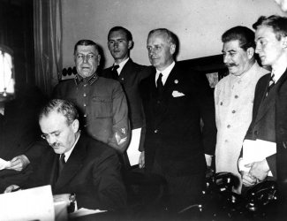 На 23 август 1939: Съюзът между Сталин и Хитлер подпалва Втората световна война
