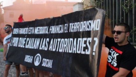 Испански националисти атакуваха с димки джамията в Гранада