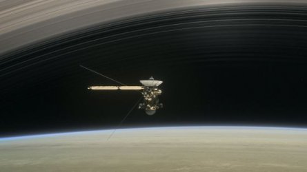 Сондата Касини се спуска в атмосферата на Сатурн
