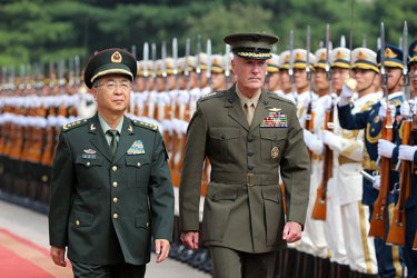 Момент от посещението в Китай на генерала от морската пехота Джоузеф Дънфорд, председател на Съвета на началник-щабовете на въоръжените сили на САЩ