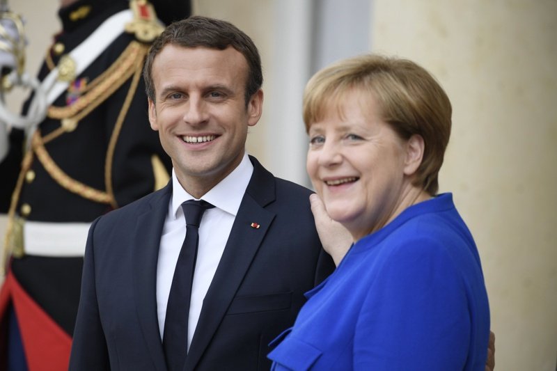 Ангела Меркел с новия френски президент Еманюел Макрон