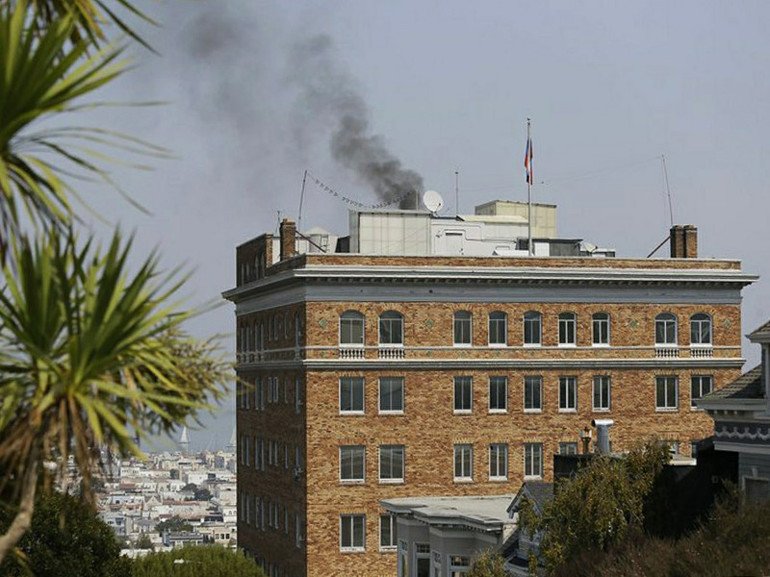 Черен дим през комина на закриващо се руско консулство в САЩ