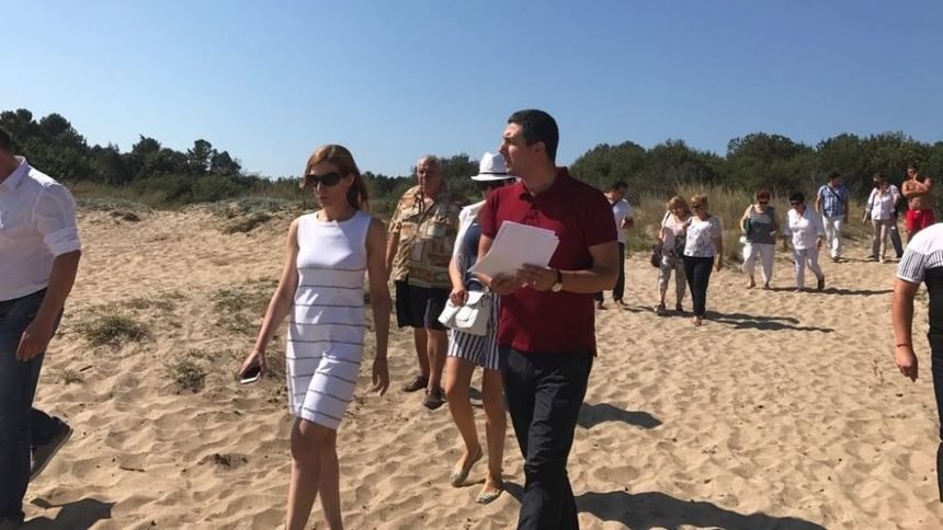 Преди седмица министърът на туризма Николина Ангелкова направи проверка на плажа Корал