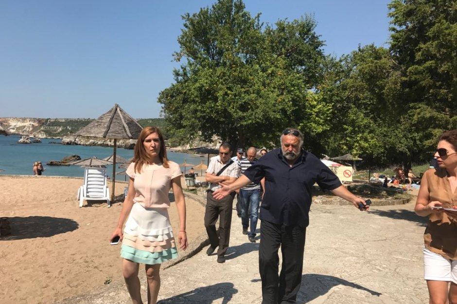 Министър Николина Ангелкова по време на проверките по плажовете.