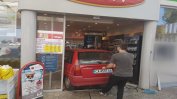 Автомобил се вряза във вход на бензиностанция в столицата