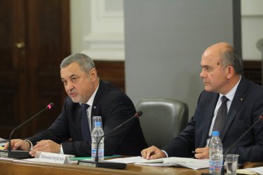 Вицепремиерът Валери Симеонов и Министър Бисер Петков по време на заседанието на НСТС в четвъртък.