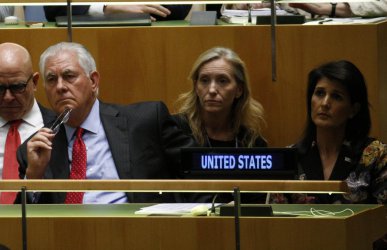 Рекс Тилърсън: САЩ имат "големи проблеми" с ядреното споразумение с Иран
