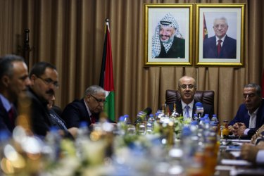 Палестинският министър-председател Рами Хамдала по време на заседанието в ивицата Газа. ЕПА/БГНЕС