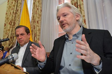 Основателят на “Уикилийкс“: В Каталуня виждаме първата интернет война