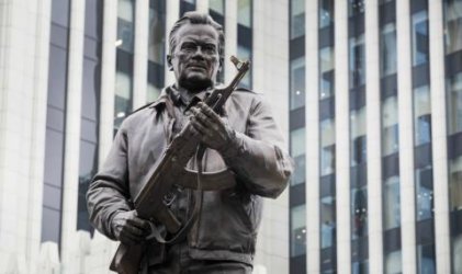 Барелеф от паметника на Калашников в Москва се оказа “въоръжен“ с шмайзер