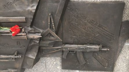 Схемата на германския автомат "Щурмгевер 44" беше изобразена на задната част на монумента преди да бъде изрязана с флекс.