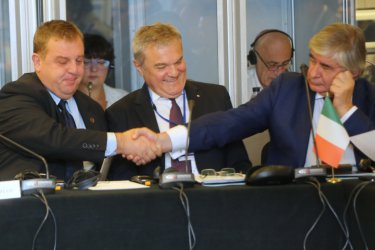 Красимир Каракачанов се ръкува с посланика на Русия Анатолий Макаров пред развеселения Румен Петков. Сн.: "Клуб Z"