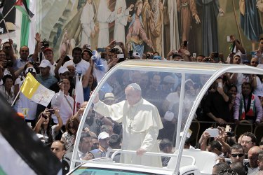 Франциск се е ударил в стъклото при рязкото спиране на папамобила, архивна снимка
