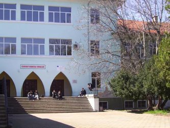 Прокуратурата обвини 17-годишно момче за побоя над учител в Садово