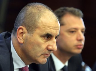 "Всенародна" защита на Делян Добрев прави все по-слабо вероятна оставката му