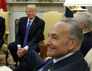 Доналд Тръмп и Чък Шумър по време на среща на президента с представители на Демократическата партия на 6 септември в Овалния кабинет на Белия дом.
