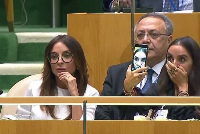 Дъщерята на азербайджанския президент си прави селфи в ООН докато говори баща й