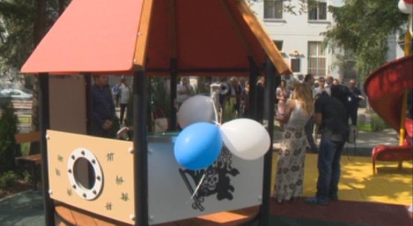 "Малките герои": Шарена детска площадка в "Пирогов" оживи болницата