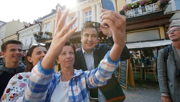 Саакашвили бе посрещнат възторжено от множество граждани на Лвов