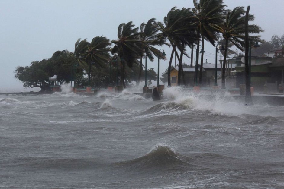 Ураганът Мария разруши "всичко, което може да се купи с пари" на остров Доминика