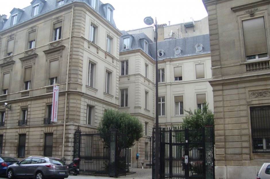 Френските социалисти продават централата си в Париж