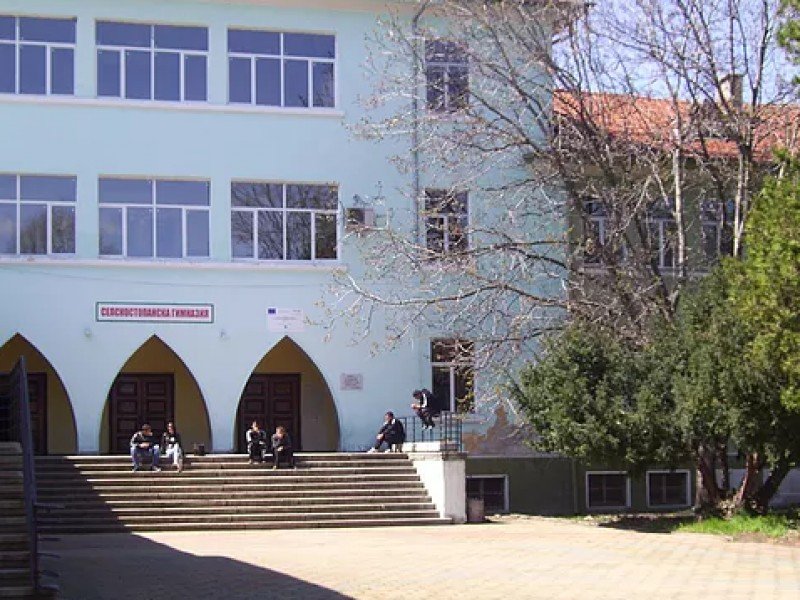 Ученикът, набил с кол учителя в Садово, остава в ареста