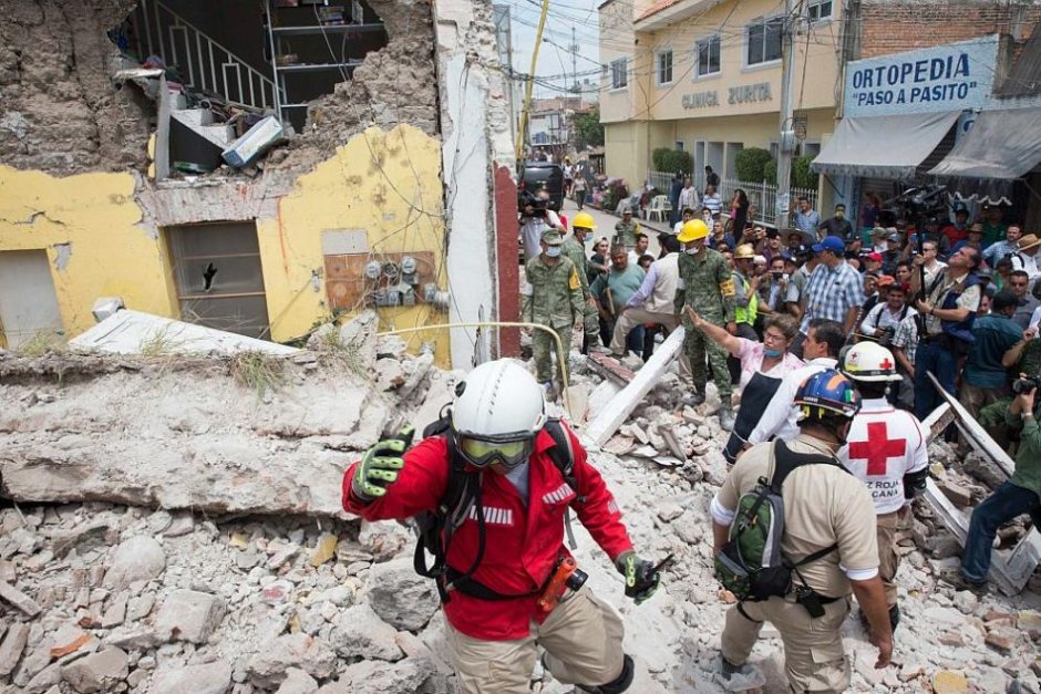 Броят на загиналите при земетресението в Мексико достигна 230 души