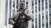 Барелеф от паметника на Калашников в Москва се оказа “въоръжен“ с шмайзер