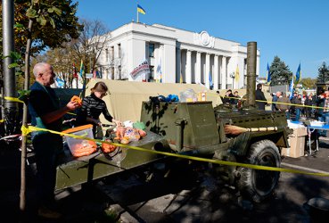Отново напрежение пред сградата на Върховната рада в Киев