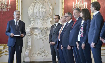 Президентът Александър ван дер Белен приема оставката на правителството на Кристиан Керн (първият в ляво)