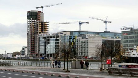Десет години след спукването на балона жилищната криза в Ирландия не е отминала