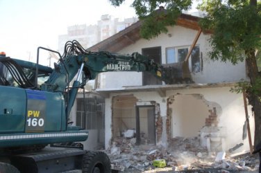 Багери сринаха три масивни незаконни къщи в Пловдив